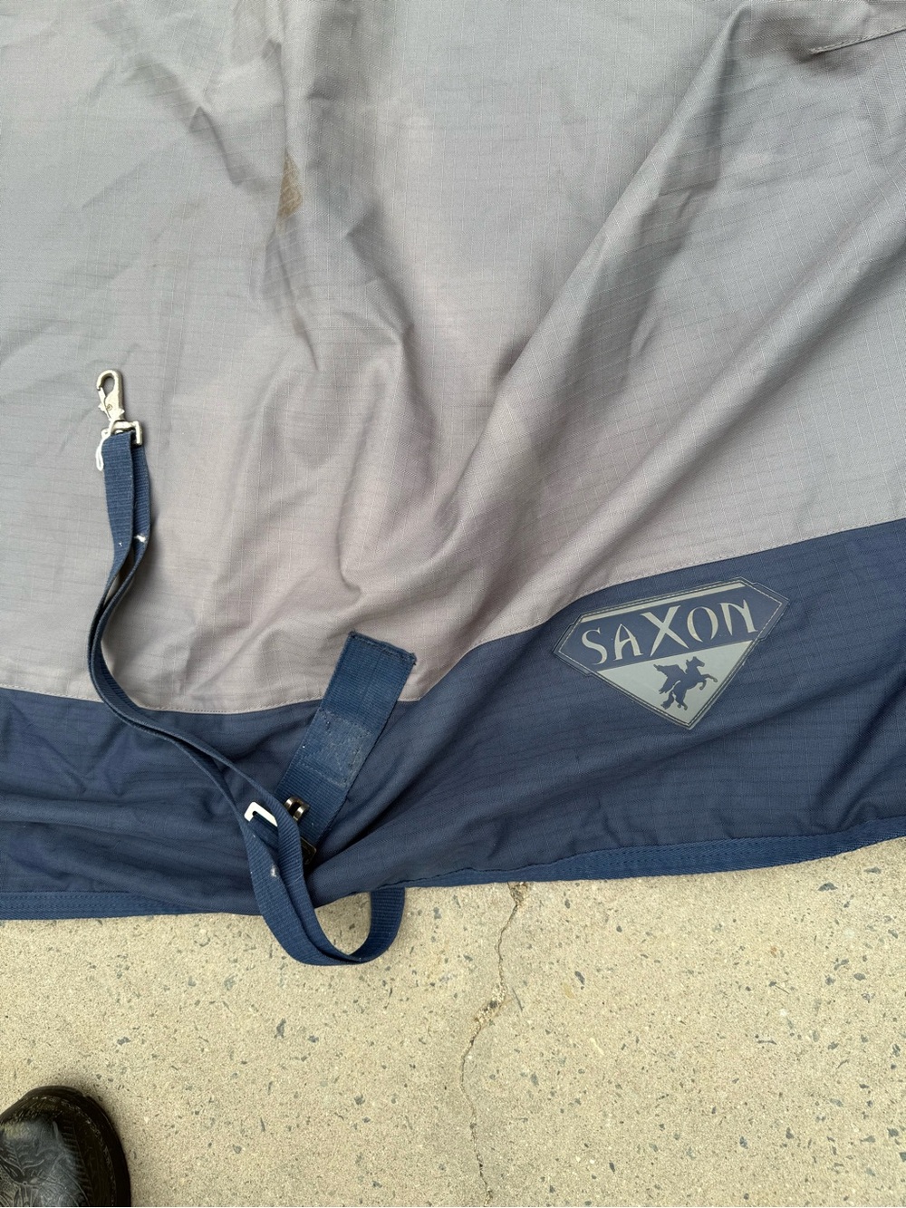 SaXon turnout horse lightweight blanket / sheet size w/ leg straps 78 used
